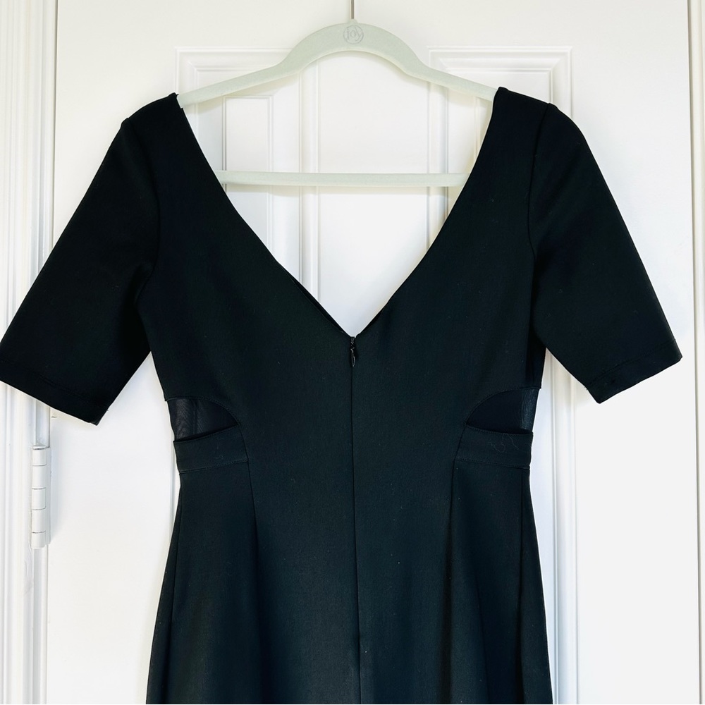 Elizabeth and James Black V-Neck Sheath Dress - Picture 6 of 12